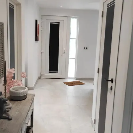 Дом отдыха Charming Riverside House With Jacuzzi And Gym