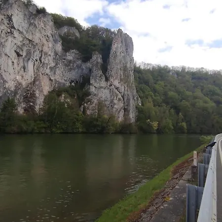 Дом отдыха Charming Riverside House With Jacuzzi And Gym Блемон