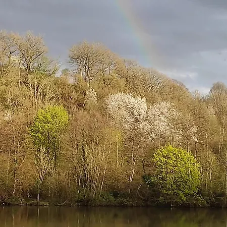Дом отдыха Charming Riverside House With Jacuzzi And Gym Блемон