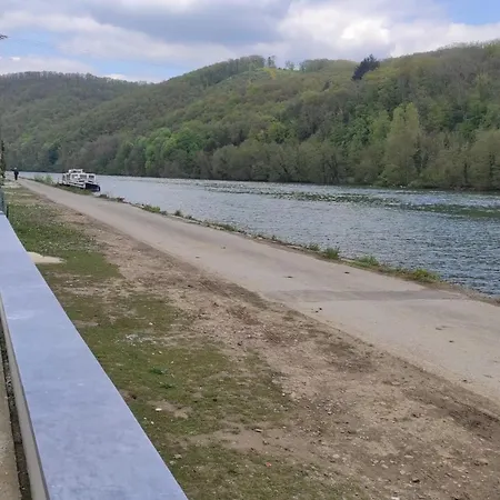 펜션 Charming Riverside House With Jacuzzi And Gym