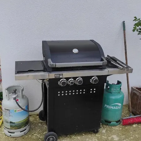 Charming Riverside House With Jacuzzi And Gym