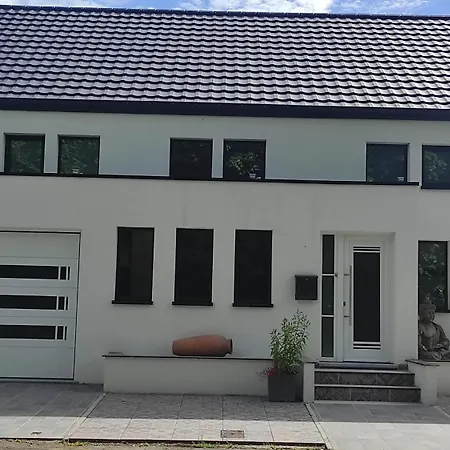 Дом отдыха Charming Riverside House With Jacuzzi And Gym