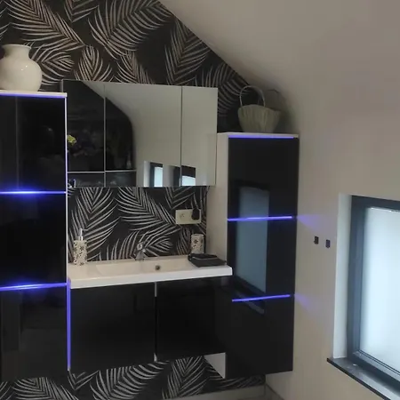 Charming Riverside House With Jacuzzi And Gym