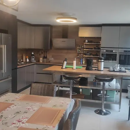 Charming Riverside House With Jacuzzi And Gym *