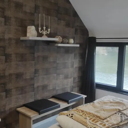 Charming Riverside House With Jacuzzi And Gym Holiday home *
