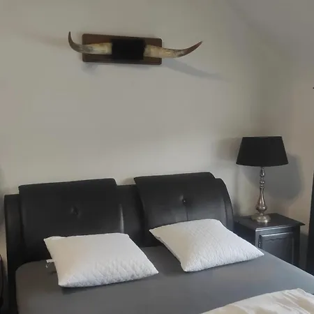 Charming Riverside House With Jacuzzi And Gym