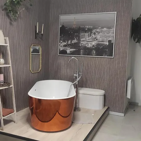 Charming Riverside House With Jacuzzi And Gym *