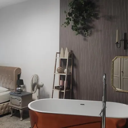 Charming Riverside House With Jacuzzi And Gym