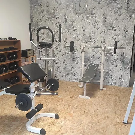 Dom wakacyjny Charming Riverside House With Jacuzzi And Gym