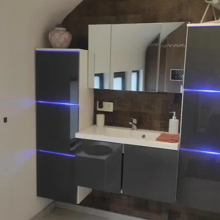 Дом отдыха Charming Riverside House With Jacuzzi And Gym *