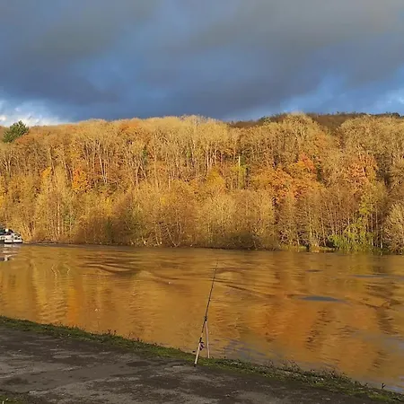 Дом отдыха Charming Riverside House With Jacuzzi And Gym Блемон