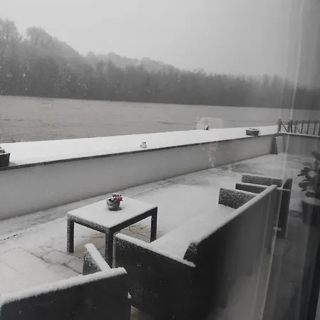 Charming Riverside House With Jacuzzi And Gym Дом отдыха *