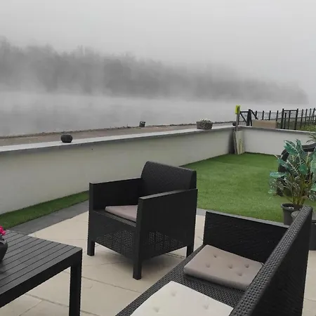 Charming Riverside House With Jacuzzi And Gym