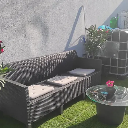 펜션 Charming Riverside House With Jacuzzi And Gym
