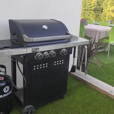 Дом отдыха Charming Riverside House With Jacuzzi And Gym *